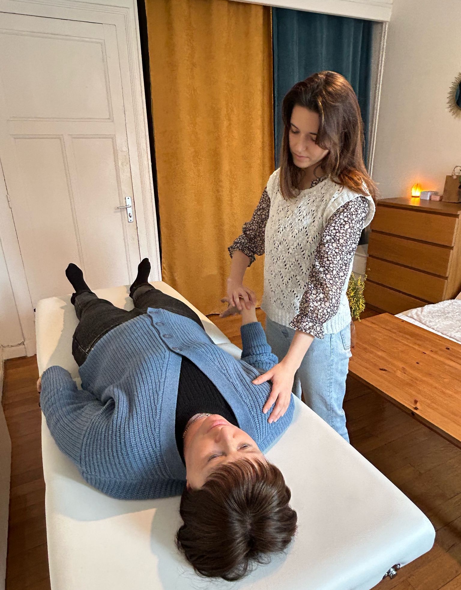 2ème partie de la séance sur la table avec l'utilisation du test musculaire qui permet d'être à l'écoute du corps et de l'inconscient.